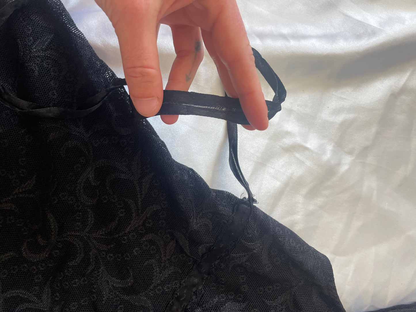 00’s Lace V neck blouse