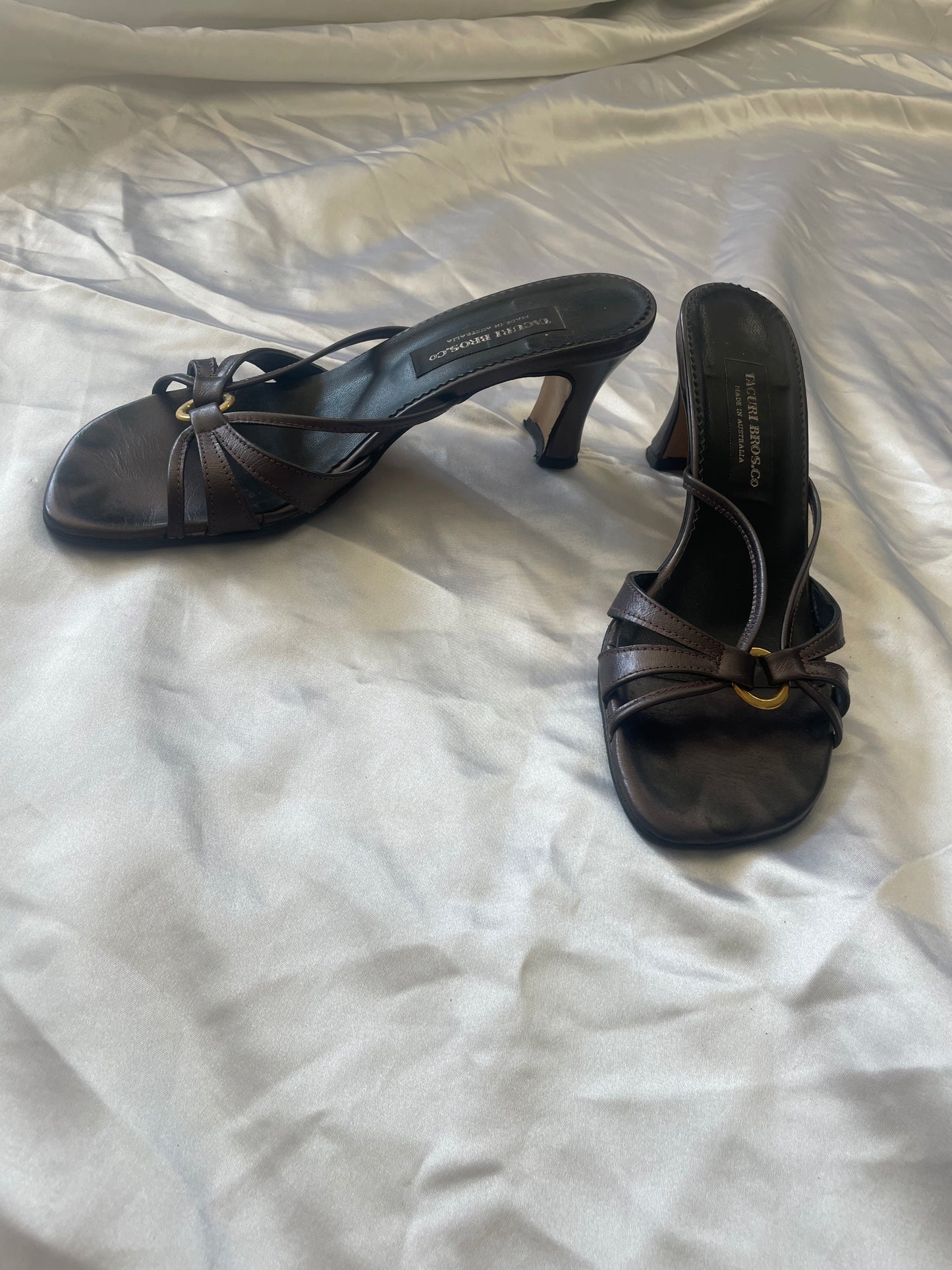 90’s metallic plum leather strappy kitten heels