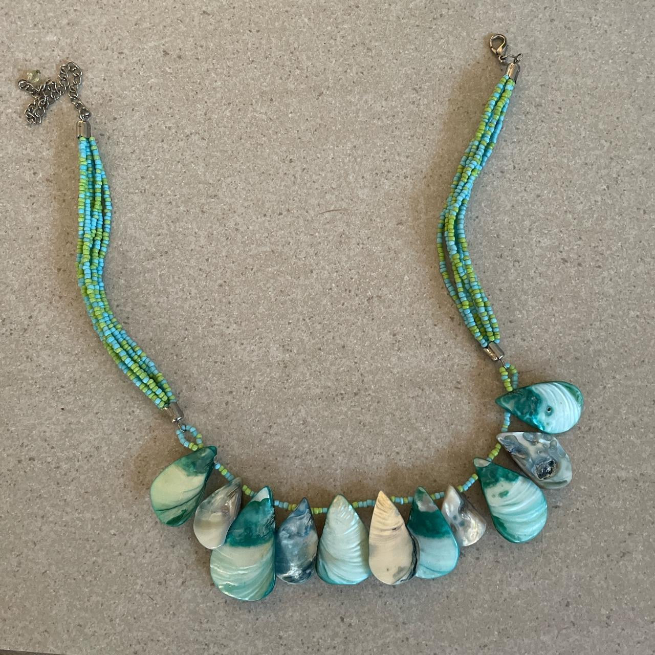 00’s beaded shell chocker necklace